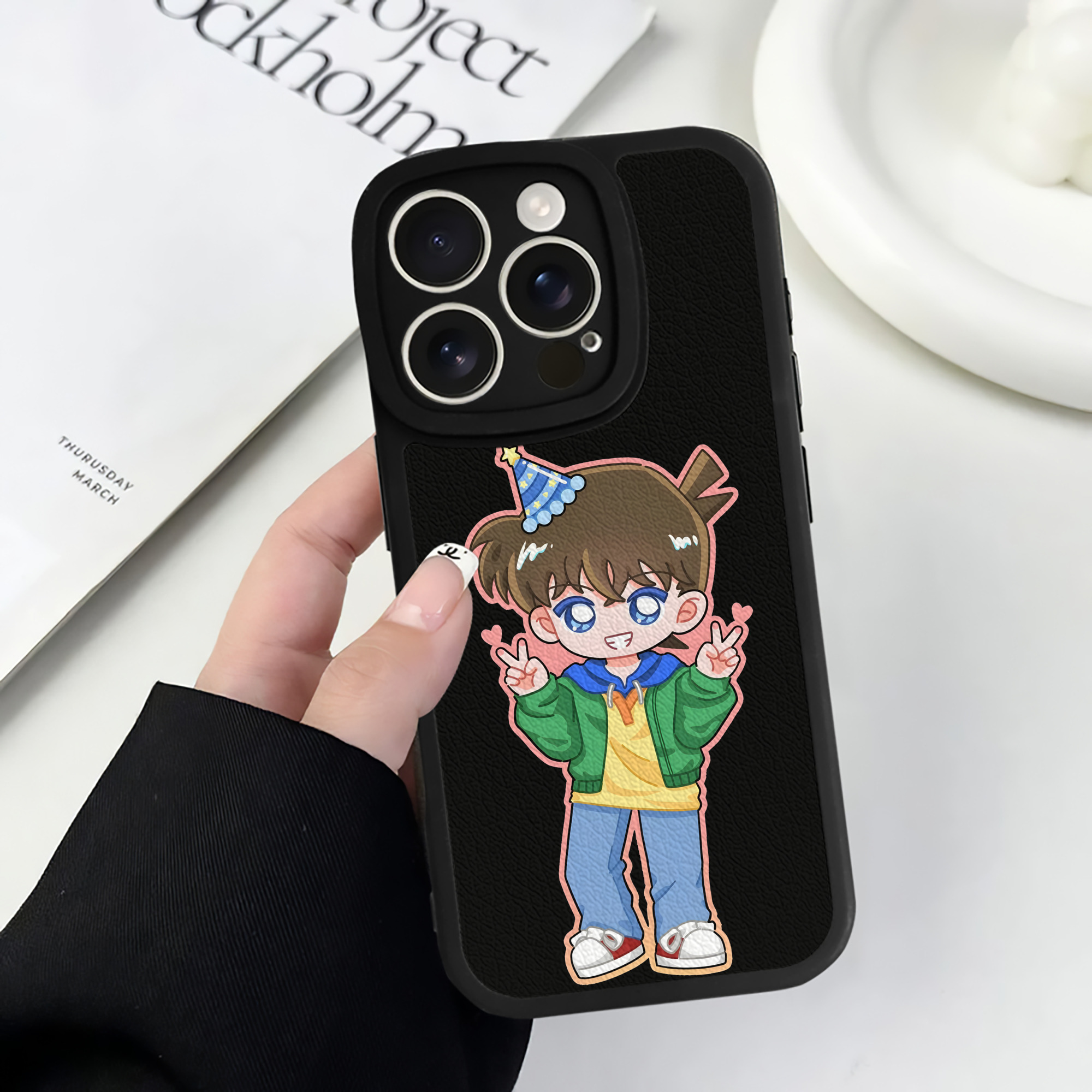 （画像用） 名探偵コナン 江戸川 コナン Detective Conan Conan Edogawa 【iPhone 16シリーズ対応】シリコンスマホケース（レザー調） 材質：シリコン